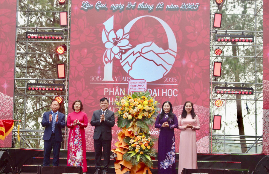 Lãnh đạo tỉnh Lào Cai tặng hoa chúc mừng. img-5929.jpg