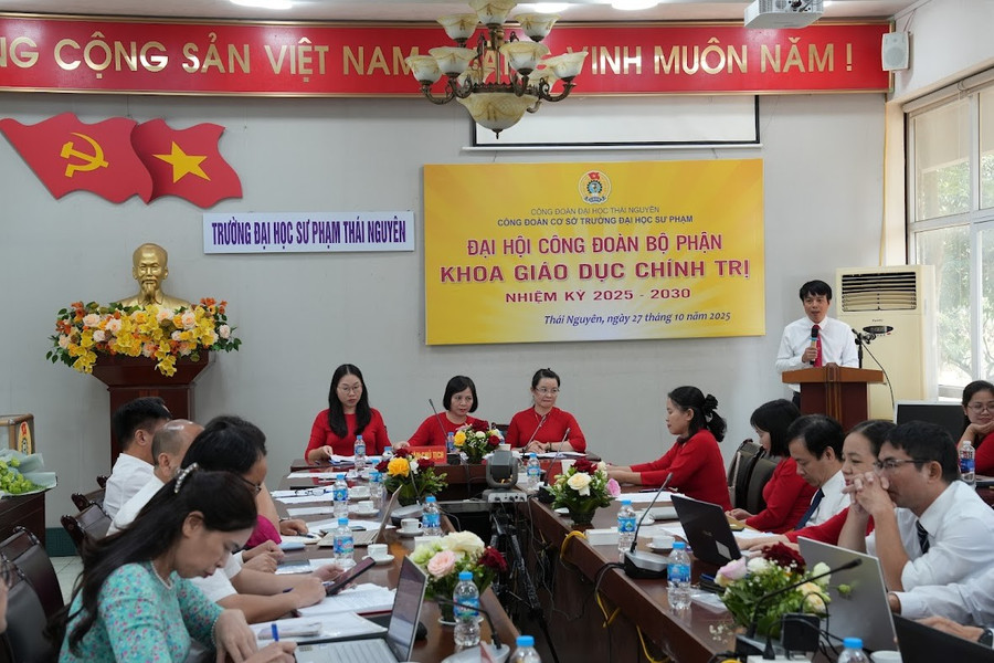 PGS.TS Từ Quang Tân, Chủ tịch Công đoàn Trường phát biểu tại 2MM88.com trò chơi casino và slot Công đoàn Bộ phận Khoa Giáo dục 1MM88.com Uy Tín Số 1 Việt Nam.