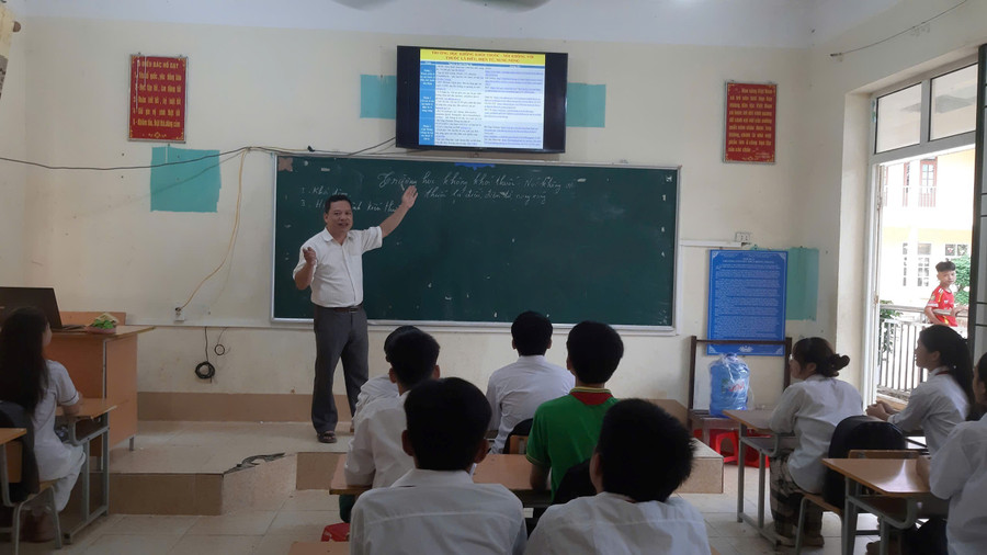 Thầy Vi Xuân Định chia sẻ về việc phòng chống tác hại của thuốc lá cho MM886 slot game, bắn cá, lô đề, đá gà lớp 9A trong giờ học trực tiếp tại trường. thay-dinh-2.jpg
