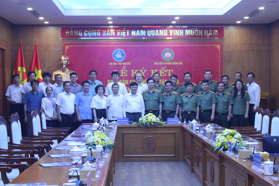Các đại biểu chụp ảnh lưu niệm. img-2158.jpg