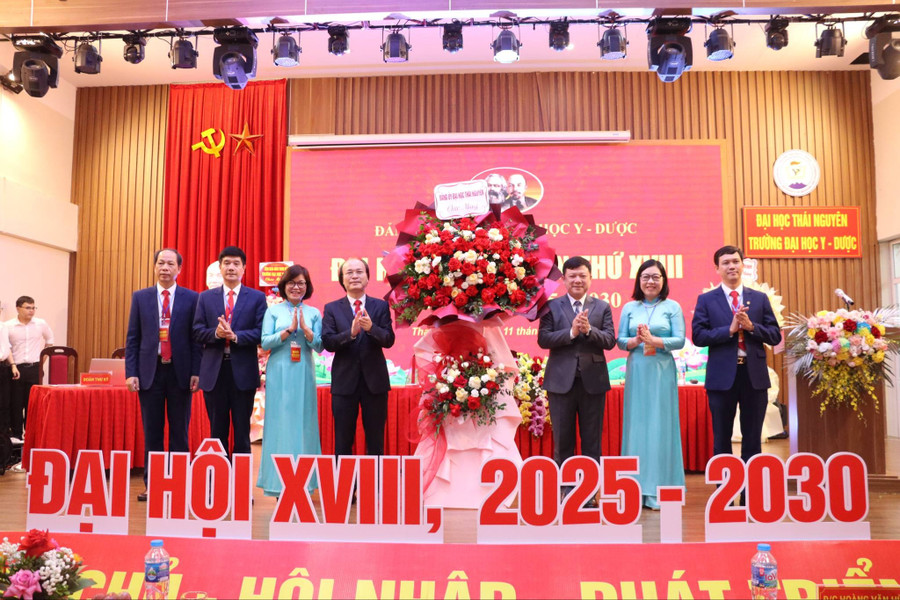 PGS.TS Hoàng Văn Hùng, Giám đốc MM888 bảo mật tuyệt đối Thái Nguyên tặng hoa chúc mừng 2MM88.com trò chơi casino và slot Đại biểu Đảng bộ Trường ĐH Y - Dược lần thứ XVIII nhiệm kỳ 2025–2030. pgsts-hoang-van-hung-giam-doc-dai-hoc-thai-nguyen-tang-hoa-chuc-mung-dai-hoi-dai-bieu-dang-bo-truong-dh-y-duoc-lan-thu-xviii-nhiem-ky-20252030.jpg