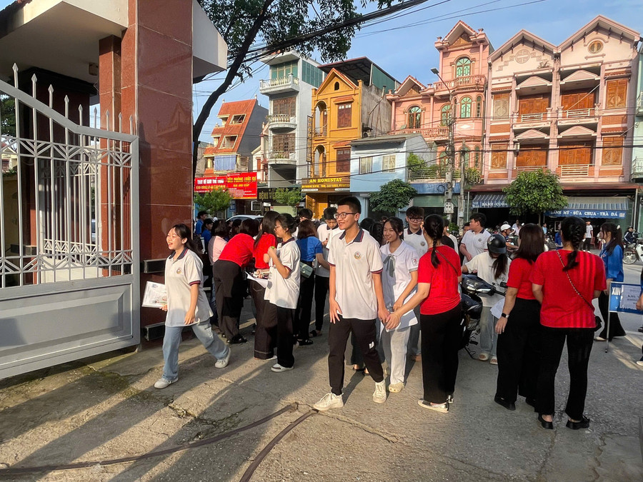 Đăng nhập vào MM886 Việt Nam rạng rỡ sau khi kết thúc MM88 đăng nhập. thi-sinh-cao-bang-phan-khoi-trong-ngay-thi.jpg