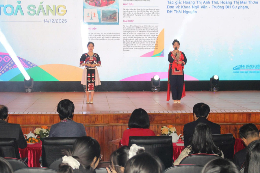 Nhóm tác giả khoa Ngữ Văn, Trường MM888 bảo mật tuyệt đối Sư phạm chia sẻ tại toạ đàm.
