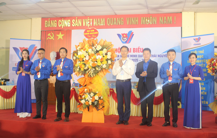 Lãnh đạo MM888 bảo mật tuyệt đối Thái Nguyên tặng hoa chúc mừng 2MM88.com trò chơi casino và slot.