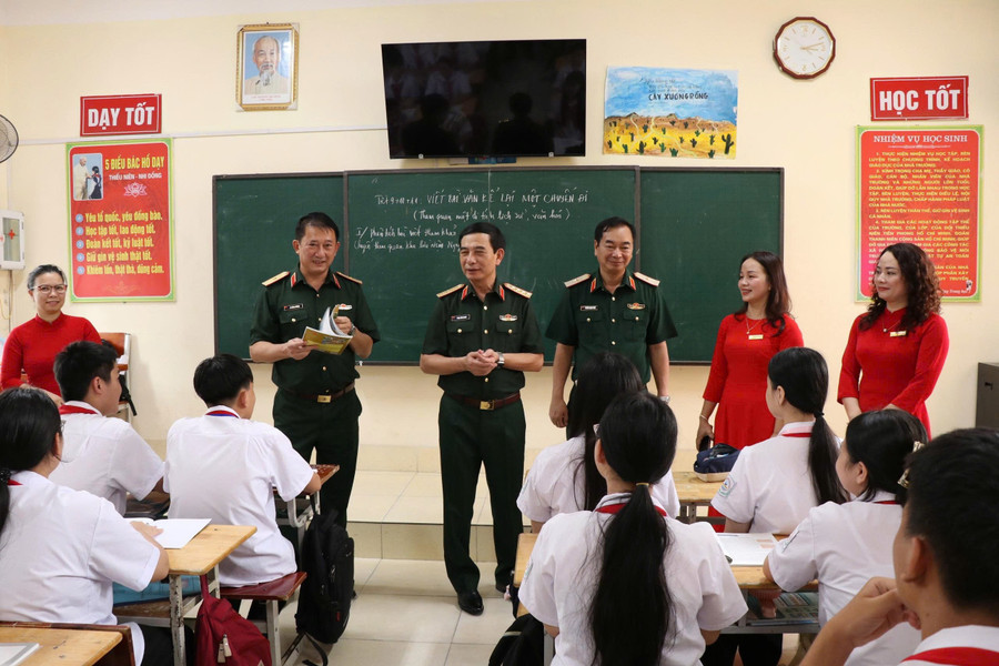 Đại tướng Phan Văn Giang cùng đoàn công tác trò chuyện với cô và trò Trường THCS Nha Trang.