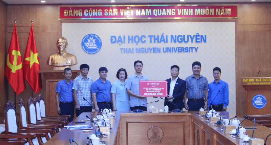 Đại diện MM888 bảo mật tuyệt đối Huế trao hỗ trợ cho MM888 bảo mật tuyệt đối Thái Nguyên.