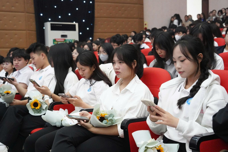 sinh-vien-trai-nghiem-truc-tiep-nhung-tinh-nang-noi-bat-cua-ung-dung-s-tnu.jpg