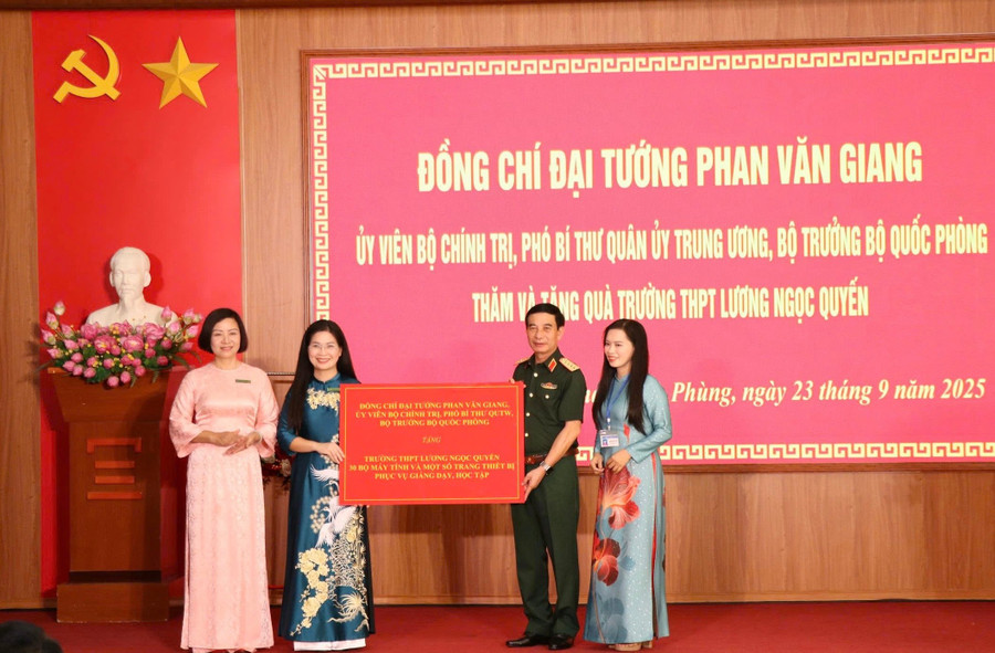 Trao quà cho Trường THPT Lương Ngọc Quyến. img-2058.jpg