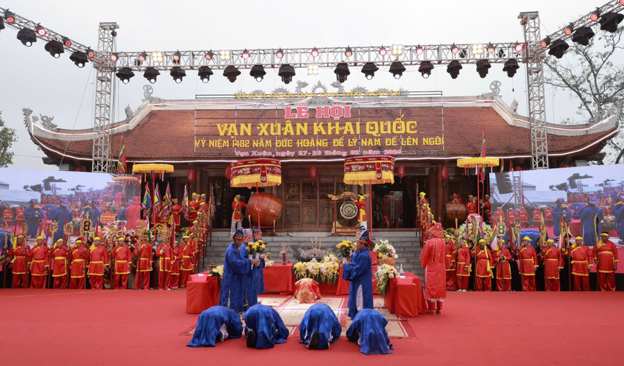 Lễ hội Vạn Xuân khai Quốc được tổ chức tại khu Di tích Quốc gia đền thờ Lý Nam Đế (đền Mục), tổ dân phố Hòa Bình, phường Vạn Xuân, tỉnh Thái Nguyên. 
