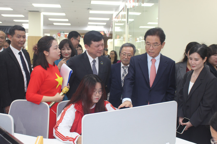 Ngài Lee Cheol Woo, Tỉnh trưởng tỉnh Gyeongsangbuk-do giao lưu với MM888 Việt Nam Tải App Trường Ngoại ngữ. dhtn-3.jpg