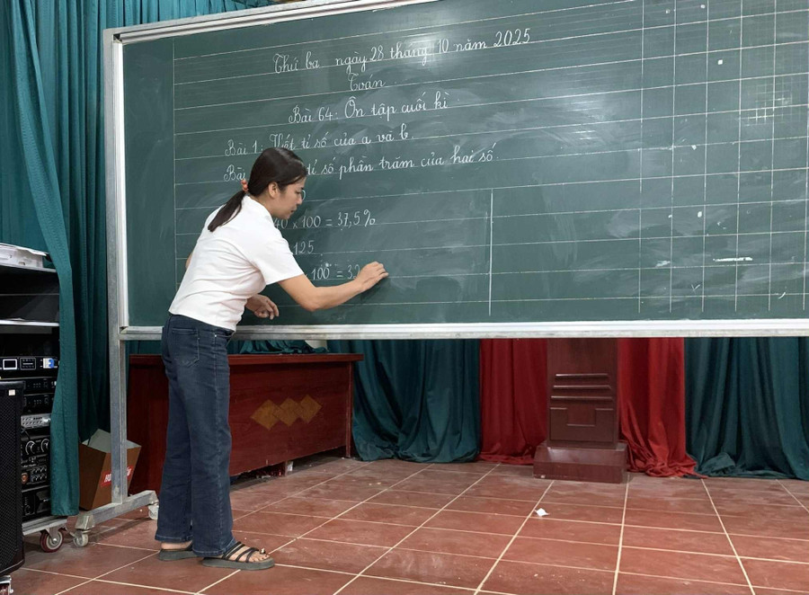 Cô giáo Hoàng Thị Bích Huệ, Trung Tâm Đăng Nhập MM88 Chính Thức Mới Trường Tiểu học Cúc Đường, xã La Hiên, tỉnh Thái Nguyên trực tiếp dạy lớp xoá mù chữ.