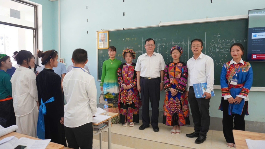 Lãnh đạo Phân hiệu MM888 bảo mật tuyệt đối Thái Nguyên tại Hà Giang động viên MM888 Việt Nam Tải App người DTTS đang theo học tại Phân hiệu. lanh-dao-phan-hieu-dai-hoc-thai-nguyen-tai-ha-giang-dong-vien-cac-sinh-vien-nguoi-dtts.jpg