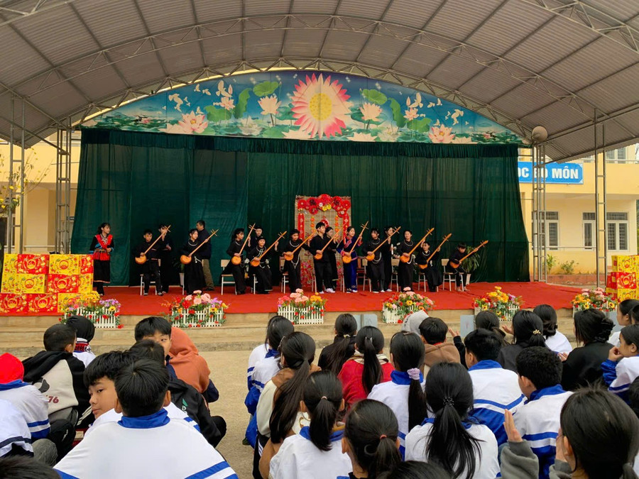 hoc-sinh-tham-gia-cac-hoat-dong-phat-huy-gia-tri-van-hoa-truyen-thong.jpg