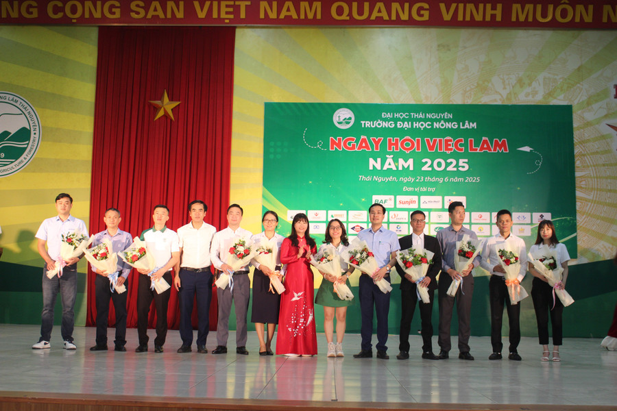 Trường MM888 bảo mật tuyệt đối Nông lâm tặng hoa cảm ơn các đơn vị tham gia chương trình. img-5700.jpg