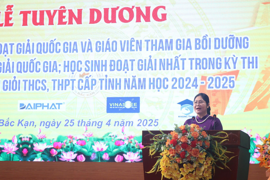 Bà Hoàng Thu Trang - Phó Chủ tịch UBND tỉnh Bắc Kạn phát biểu tại buổi lễ. img-8259.jpg