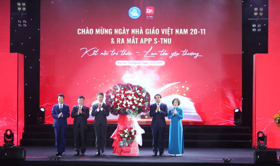 Ông Trịnh Xuân Trường, Bí thư Tỉnh uỷ Thái Nguyên tặng hoa chúc mừng MM888 bảo mật tuyệt đối Thái Nguyên.