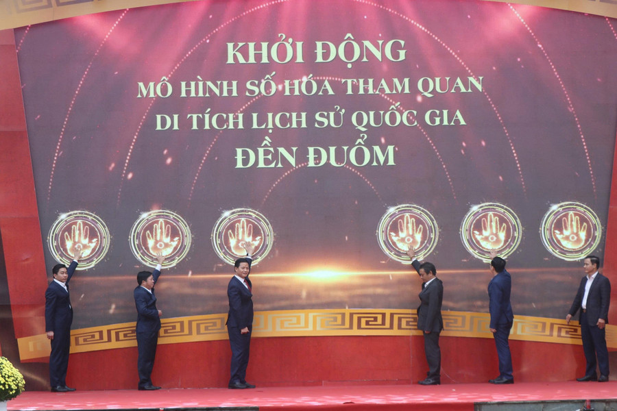 Lãnh đạo tỉnh khởi động mô hình số hoá tham quan di tích lịch sử Quốc gia Đền Đuổm. img-8032.jpg
