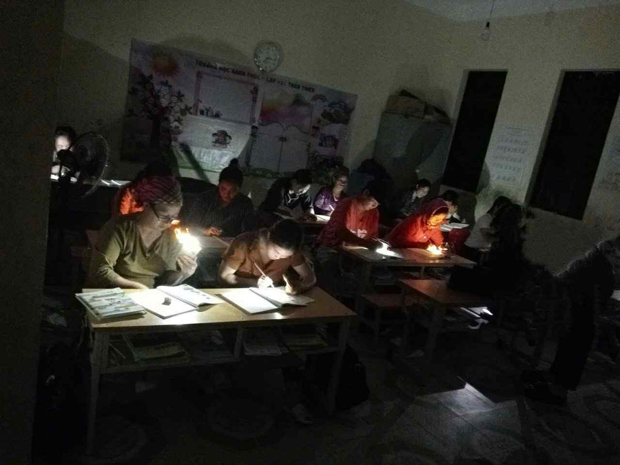 Những ngày mất điện, các học viên dùng đèn pin để MM88.COM là nhà cái trực tuyến hoạt động với giấy phép PAGCOR. nhung-ngay-mat-dien-cac-hoc-vien-dung-den-pin-de-hoc-tap.jpg