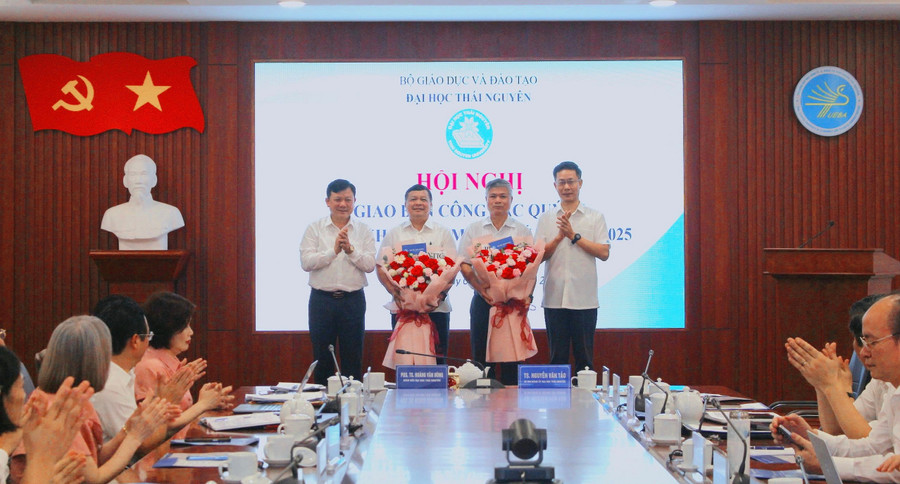 MM888 bảo mật tuyệt đối Thái Nguyên tặng hoa chia tay 2 Phó Giám đốc về nghỉ hưu. img-2331.jpg