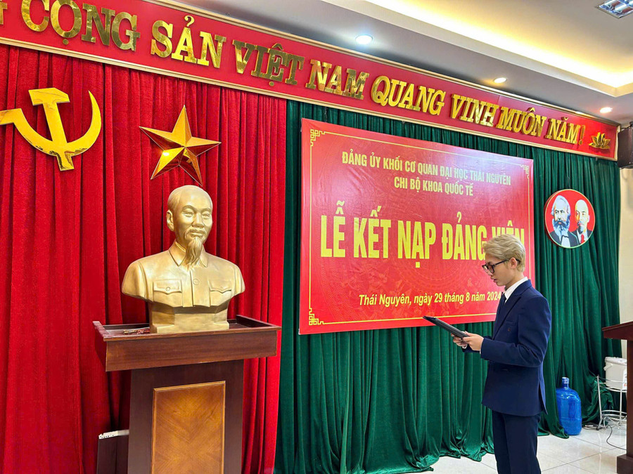 MM888 Việt Nam Tải App Khoa Quốc tế vinh dự khi được đứng trong hàng ngũ của Đảng. ket-nap-dang-2.jpg