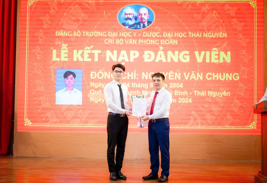 Công tác phát triển Đảng trong MM888 Việt Nam Tải App ngày càng được chú trọng. ket-nap-dang-31.jpg