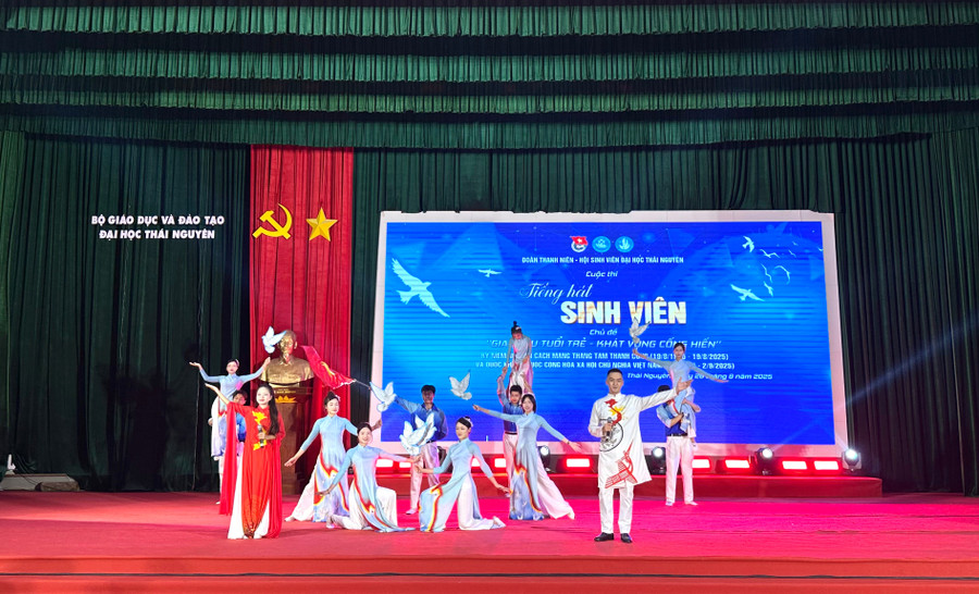 Tiết mục do Trường MM888 bảo mật tuyệt đối Khoa học (ĐH Thái Nguyên) thể hiện.