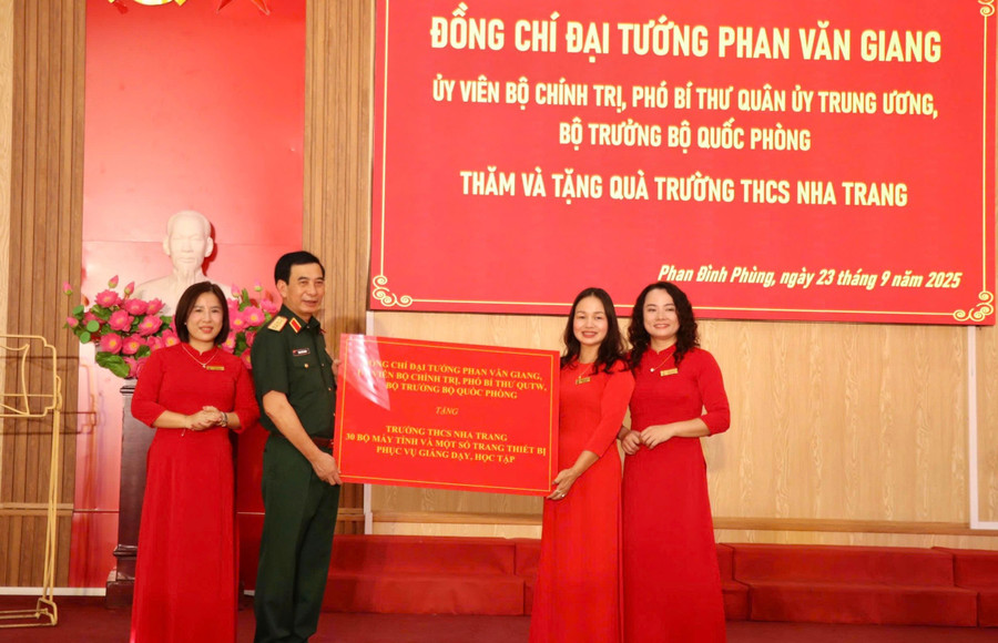 Trao quà tặng cho Trường THCS Nha Trang. img-2053.jpg