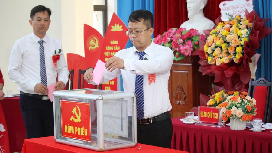 TS Lục Quang Tấn, Giám đốc Phân Hiệu MM888 bảo mật tuyệt đối Thái Nguyên tại tỉnh Hà Giang tham gia bỏ phiếu. ts-luc-quang-tan-giam-doc-phan-hieu-dai-hoc-thai-nguyen-tai-tinh-ha-giang.jpg