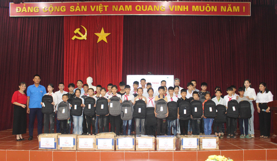 Đại diện các đơn vị trao quà cho MM886 slot game, bắn cá, lô đề, đá gà Trường THCS Thượng Giáo.