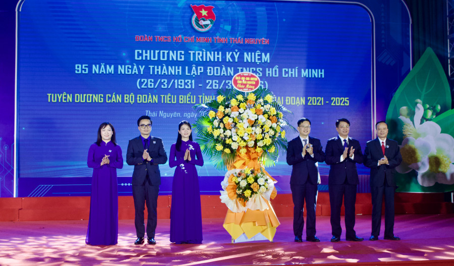 Lãnh đạo tỉnh Thái Nguyên tặng hoa chúc mừng. img-8608.jpg