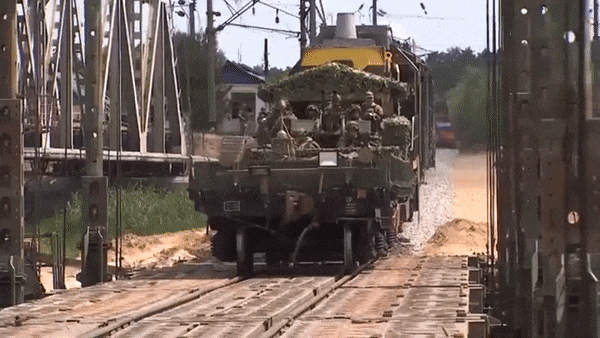Theo nguồn tin của tờ Izvestia , các đoàn tàu bọc thép của Nga sẽ được trang bị hệ thống bảo vệ dựa trên trí tuệ nhân tạo (AI) để tăng khả năng sống sót trong khi thực hiện nhiệm vụ. ezgif-com-gif-maker-17-5196.gif