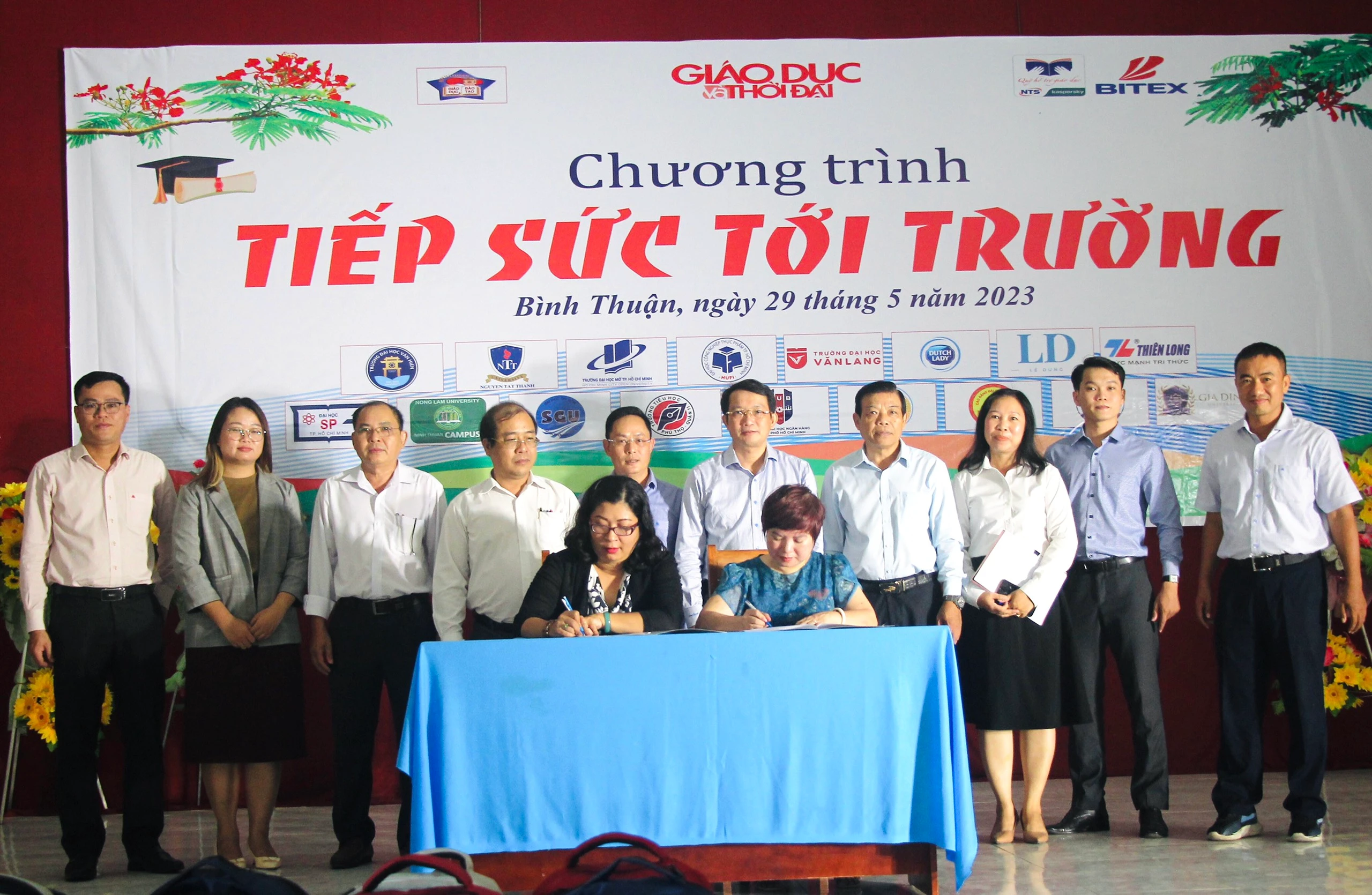 Nhà báo Dương Thanh Hương và bà Nguyễn Thị Phương An ký kết văn bản hợp tác truyền thông. Nhà báo Dương Thanh Hương và bà Nguyễn Thị Phương An ký kết văn bản hợp tác truyền thông.