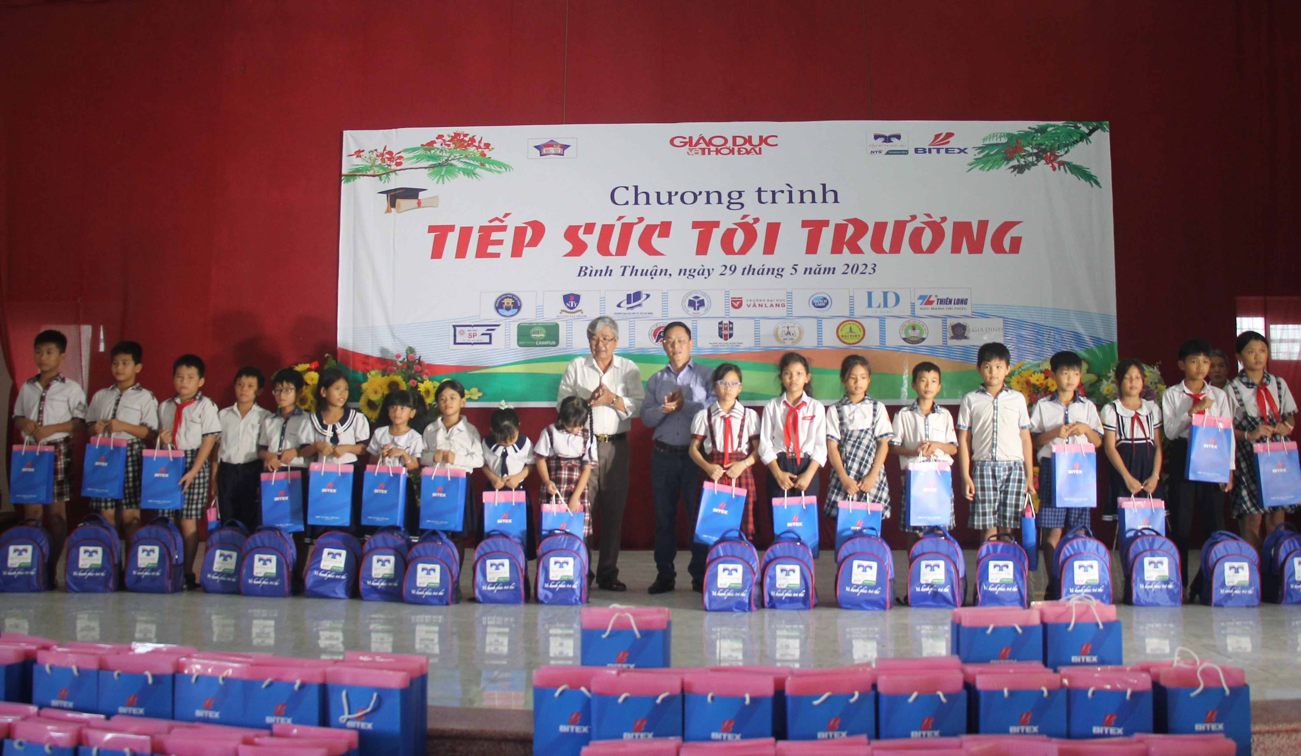 Đại diện Hội Khuyến học huyện Bắc Bình và đại diện Cơ quan Thường trú Báo Giáo dục và Thời đại tại TPHCM trao quà cho MM886 slot game, bắn cá, lô đề, đá gà.
