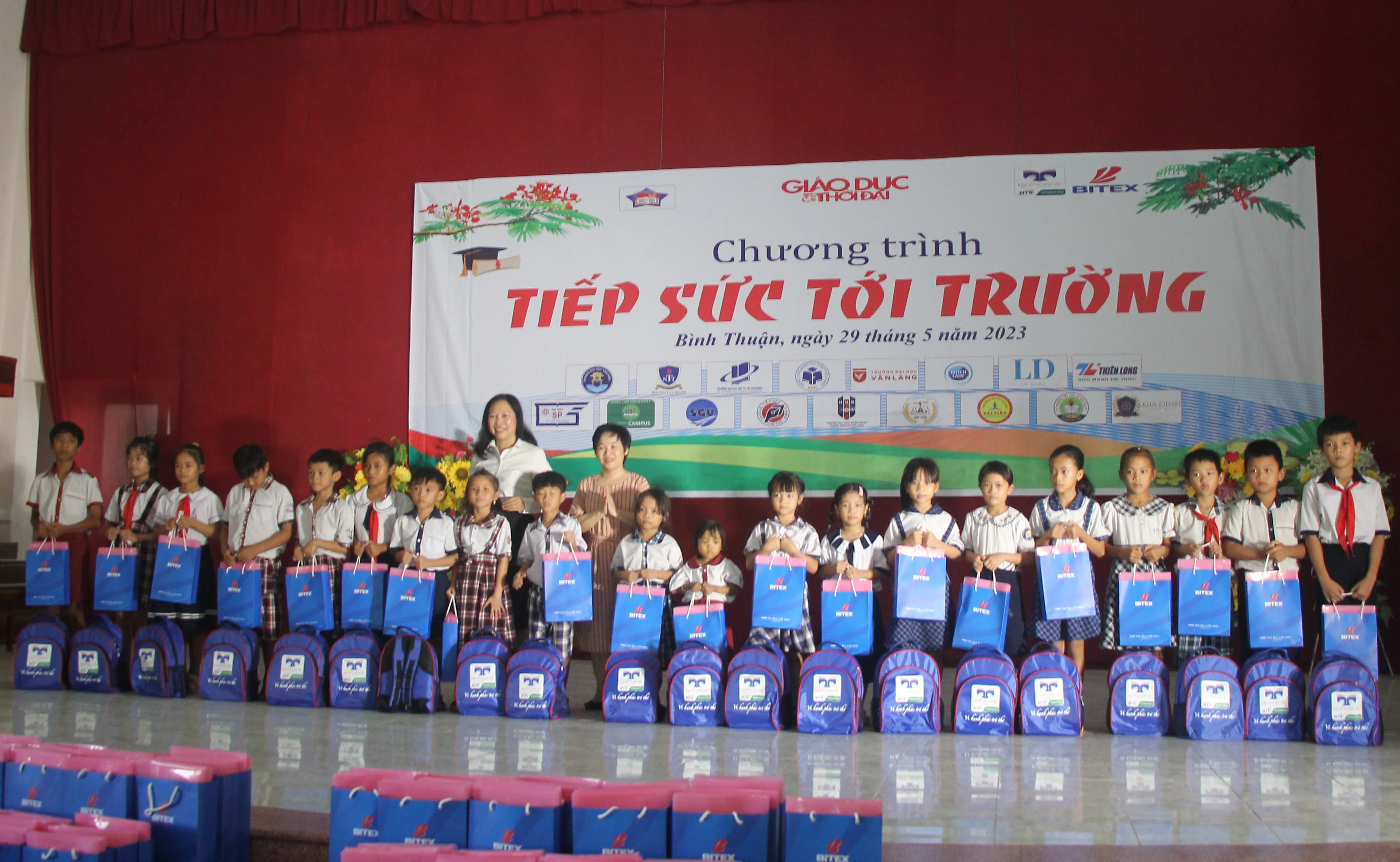 Lãnh đạo Phòng GD&amp;ĐT huyện Bắc Bình và đại diện Cơ quan Thường trú Báo Giáo dục và Thời đại tại TPHCM trao quà cho MM886 slot game, bắn cá, lô đề, đá gà.