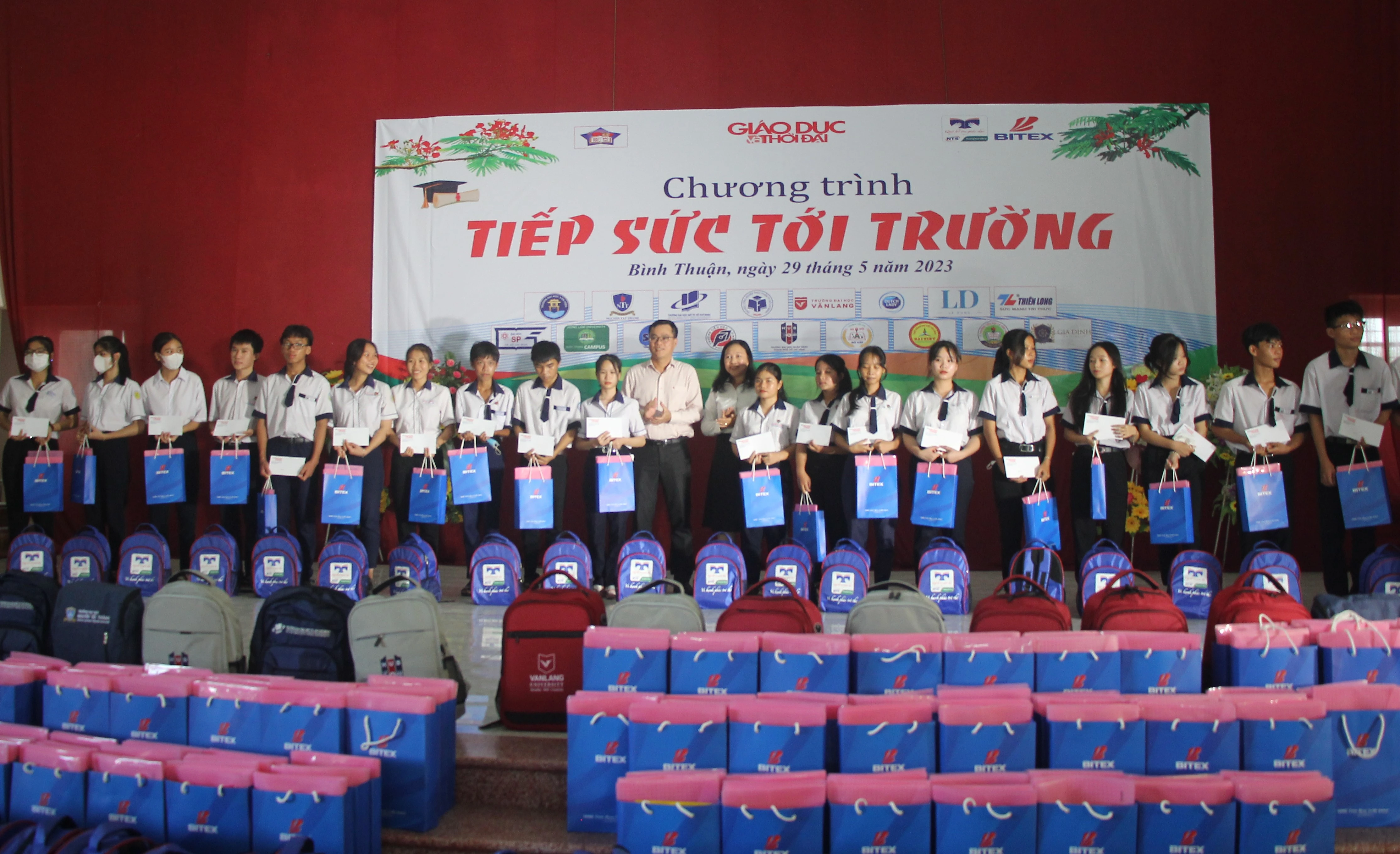 Ông Dương Công Hiếu, Phó hiệu trưởng Trường Cao đẳng đại Việt Sài Gòn và lãnh đạo Phòng GD&amp;ĐT huyện Bắc Bình trao quà cho MM886 slot game, bắn cá, lô đề, đá gà.