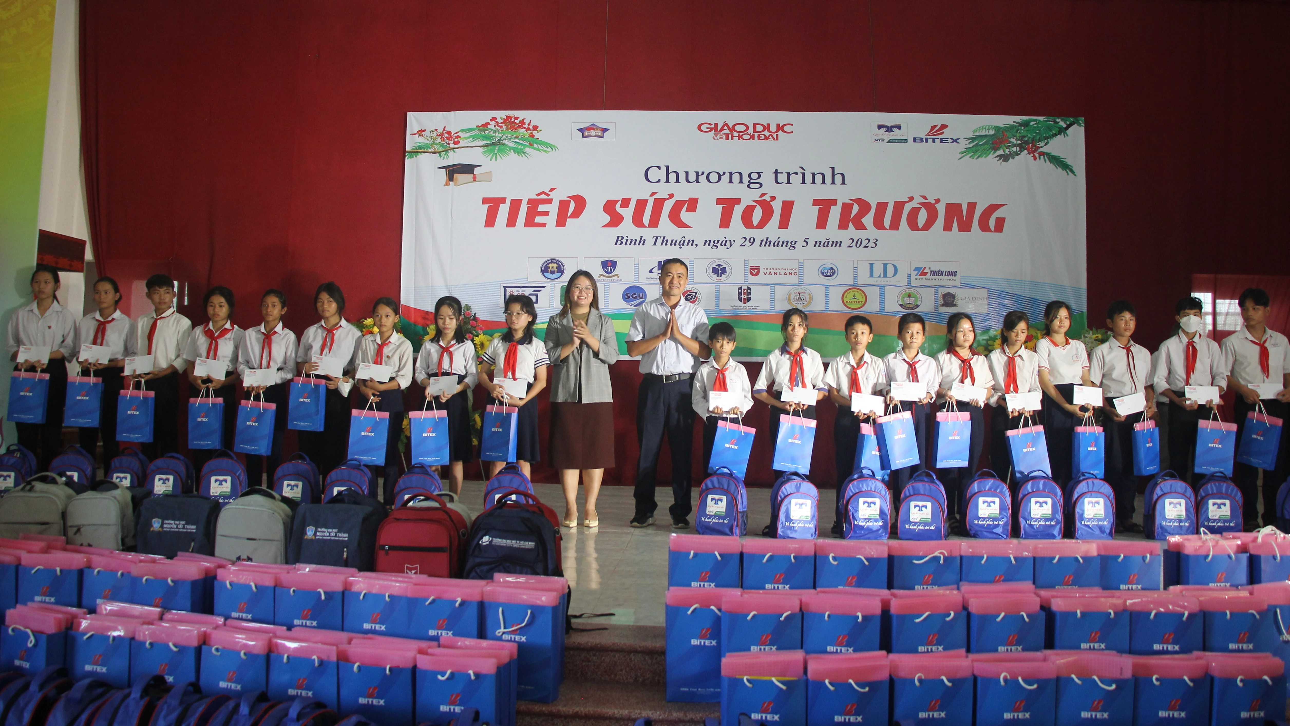 Bà Lê Thị Minh Trí, đại diện Công ty TNHH Bảo mật Nam Trường Sơn và ông Phạm Thái Sơn, Giám đốc Trung tâm Đăng Ký MM88.COM Ngay +88K và Truyền Thông Trường ĐH Công nghiệp Thực phẩm TPHCM trao quà và 1MM88.com Trang Chủ Chính Thức cho MM886 slot game, bắn cá, lô đề, đá gà.
