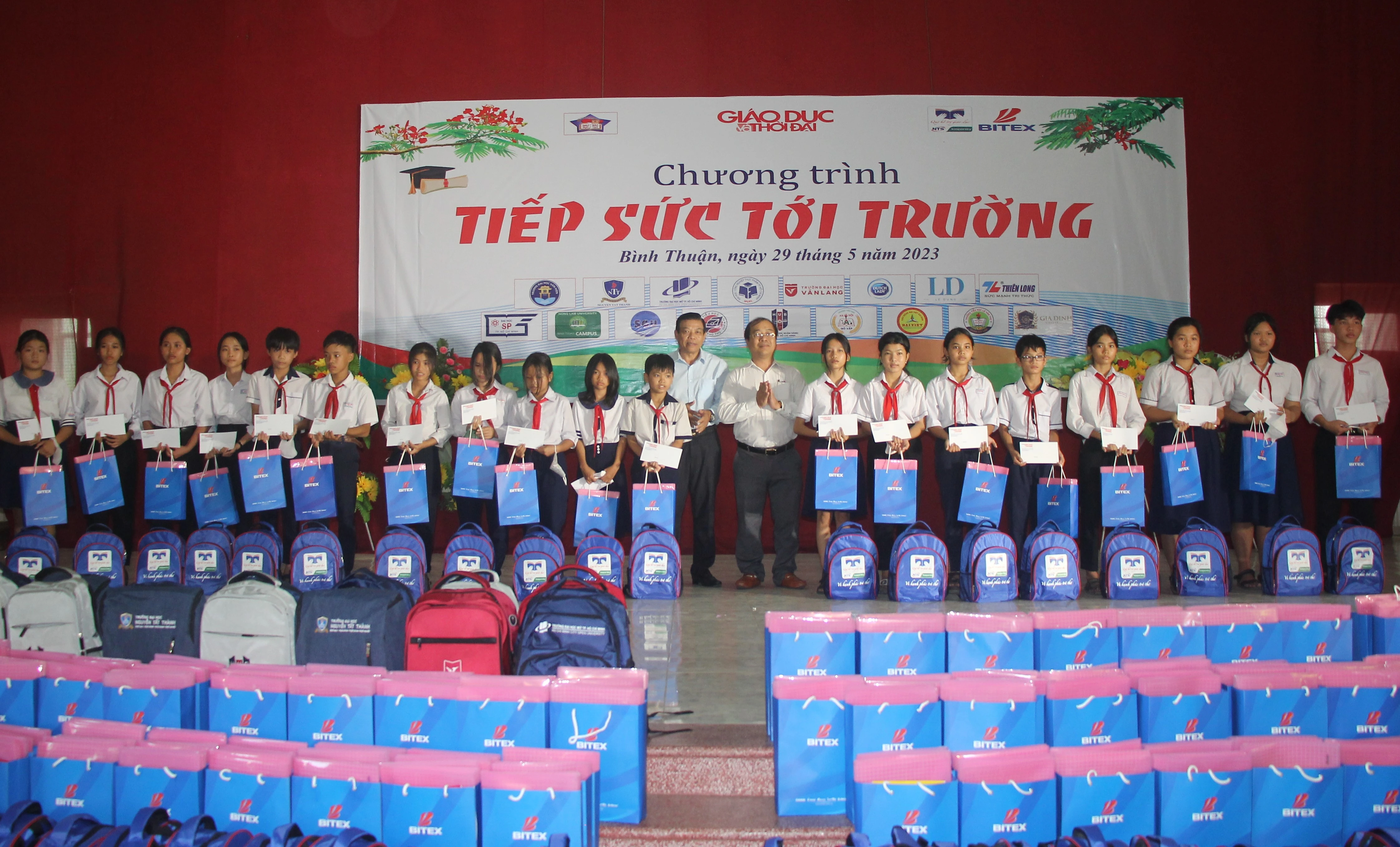 Ông Cao Sơn Dũng, Bí thư huyện ủy huyện Bắc Bình và ông Phan Văn Liêm, đại diện Công ty Cổ phần Xuất Nhập khẩu Bình Tây (BITEX) trao quà và 1MM88.com Trang Chủ Chính Thức cho MM886 slot game, bắn cá, lô đề, đá gà.