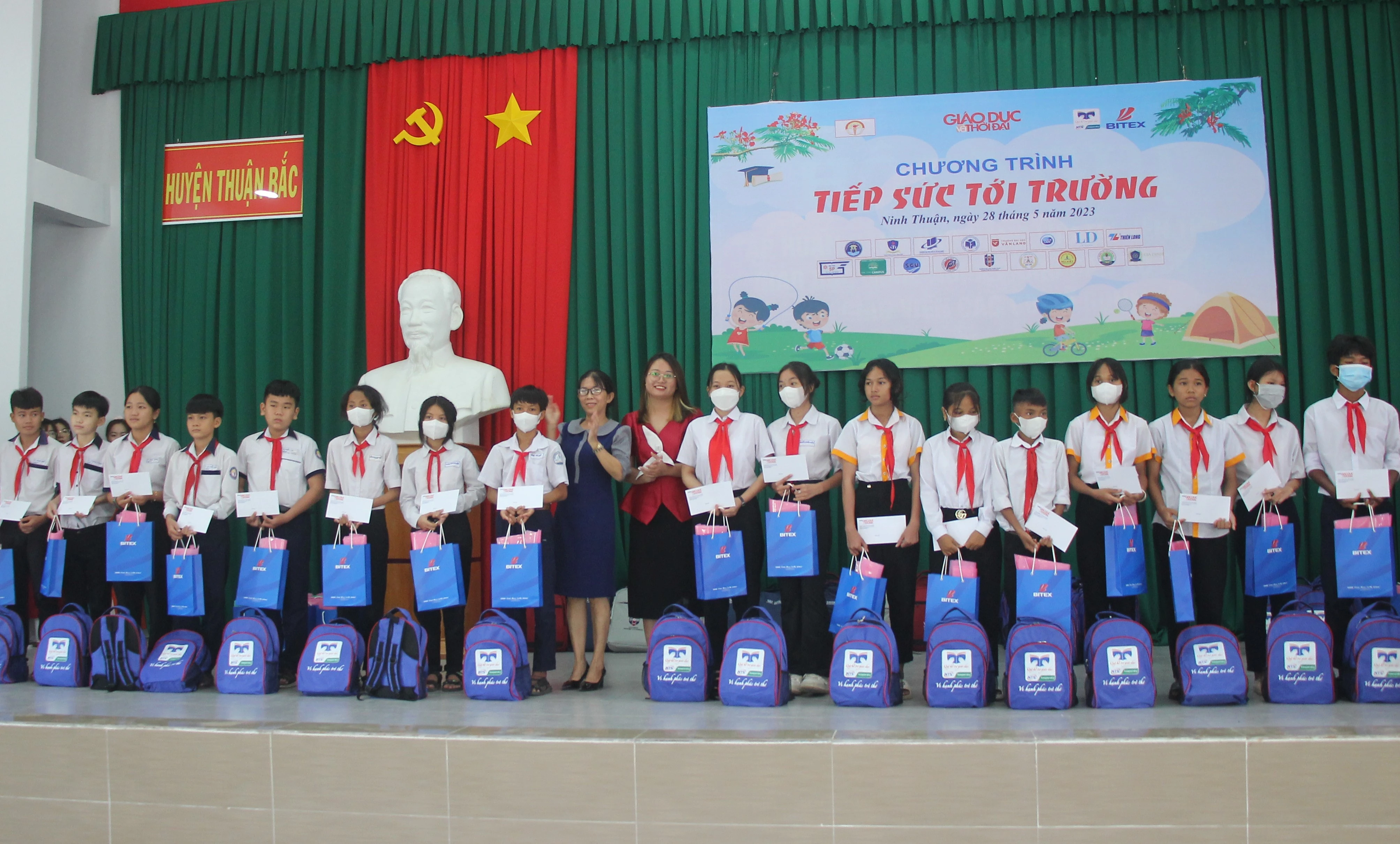 Đại diện Công ty TNHH Bảo mật Nam Trường Sơn và Phòng GD&ĐT huyện Thuận Bắc trao quà và 1MM88.com Trang Chủ Chính Thức cho MM886 slot game, bắn cá, lô đề, đá gà. Đại diện Công ty TNHH Bảo mật Nam Trường Sơn và Phòng GD&ĐT huyện Thuận Bắc trao quà và 1MM88.com Trang Chủ Chính Thức cho MM886 slot game, bắn cá, lô đề, đá gà.