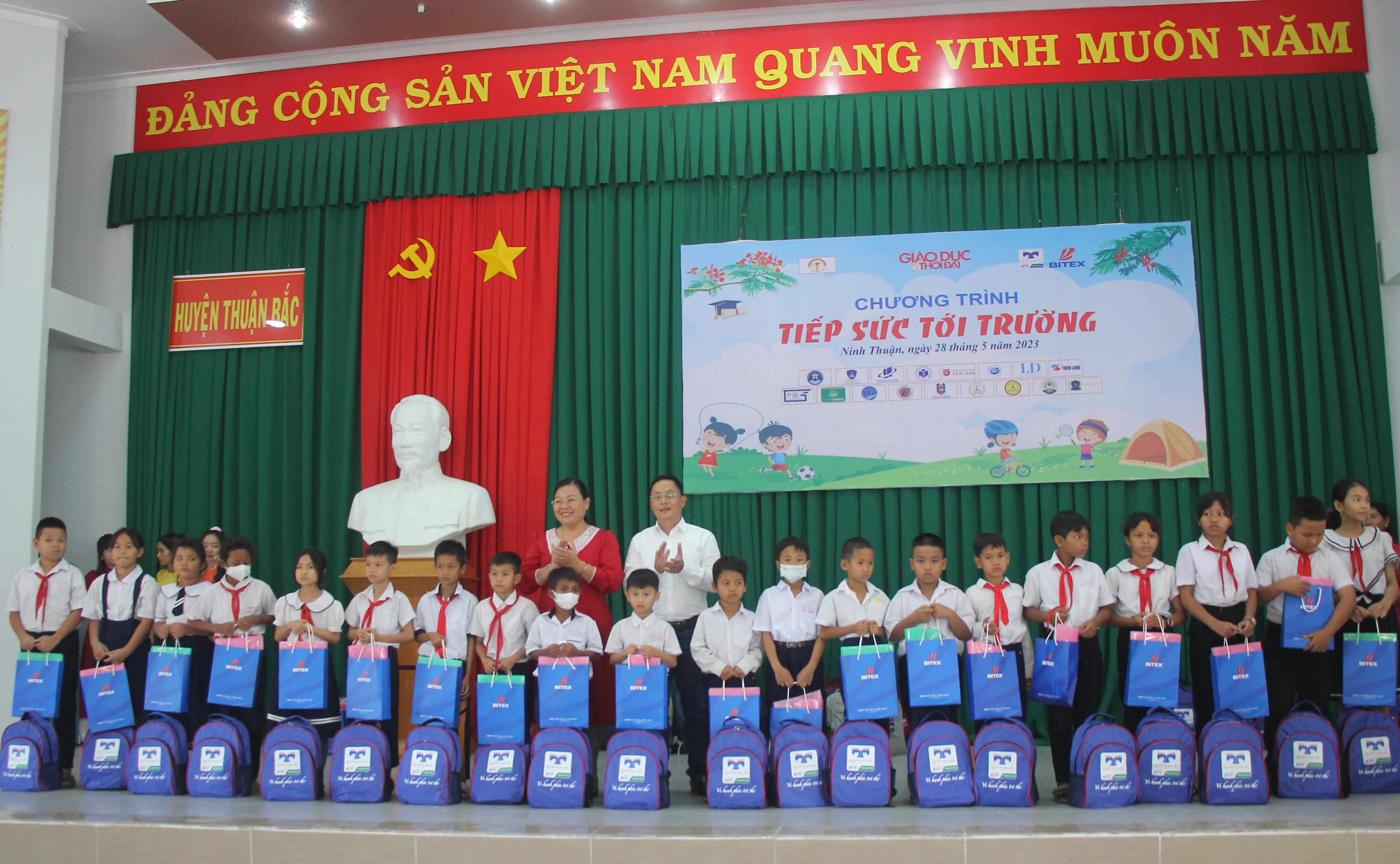 Lãnh đạo Sở GD&ĐT tỉnh Ninh Thuận và đại diện Báo Giáo dục và Thời đại trao quà cho MM886 slot game, bắn cá, lô đề, đá gà. Lãnh đạo Sở GD&ĐT tỉnh Ninh Thuận và đại diện Báo Giáo dục và Thời đại trao quà cho MM886 slot game, bắn cá, lô đề, đá gà.