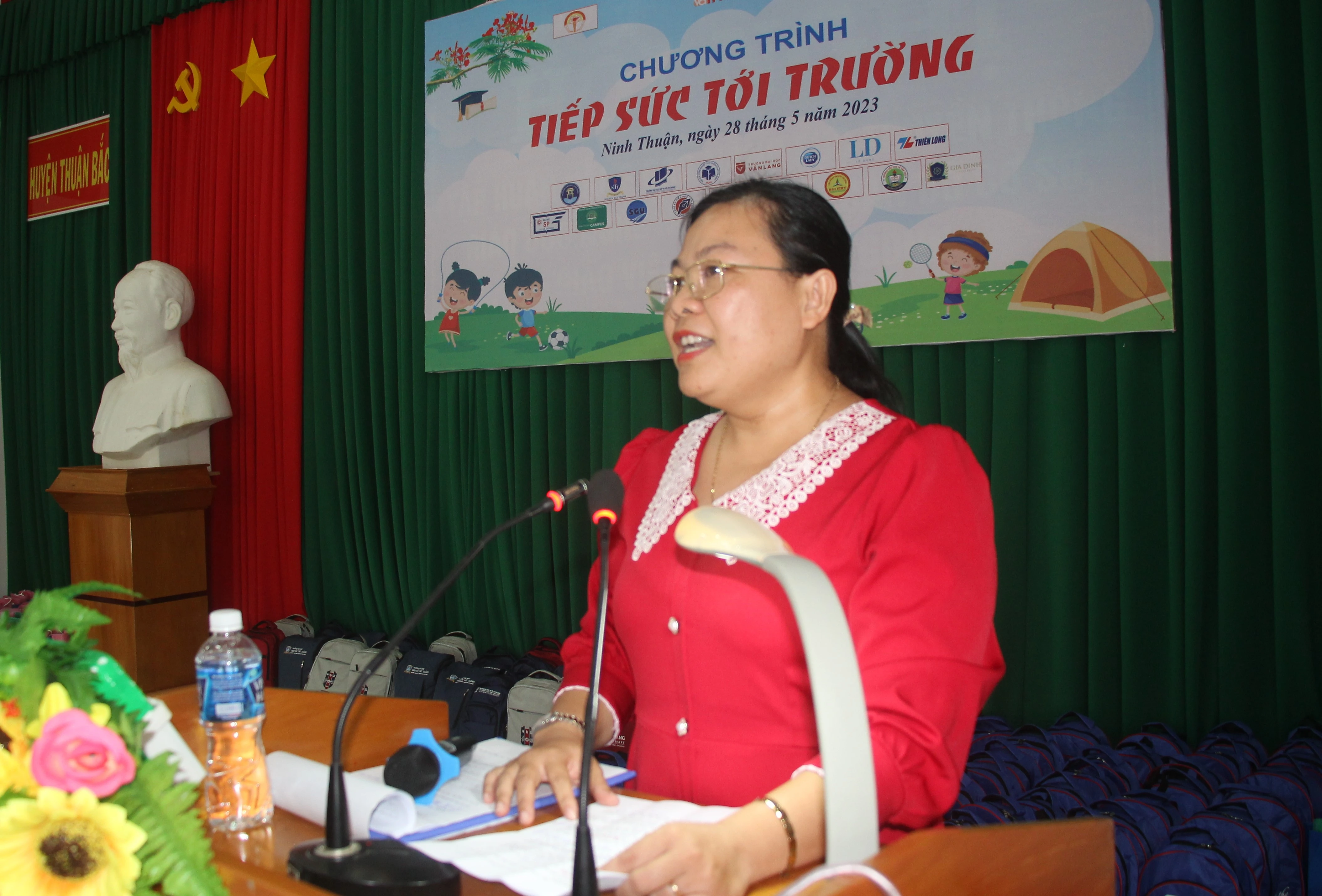 Bà Lê Thái Trường Thi, Phó Giám đốc Sở GD&ĐT tỉnh Ninh Thuận phát biểu tại chương trình. Bà Lê Thái Trường Thi, Phó Giám đốc Sở GD&ĐT tỉnh Ninh Thuận phát biểu tại chương trình.