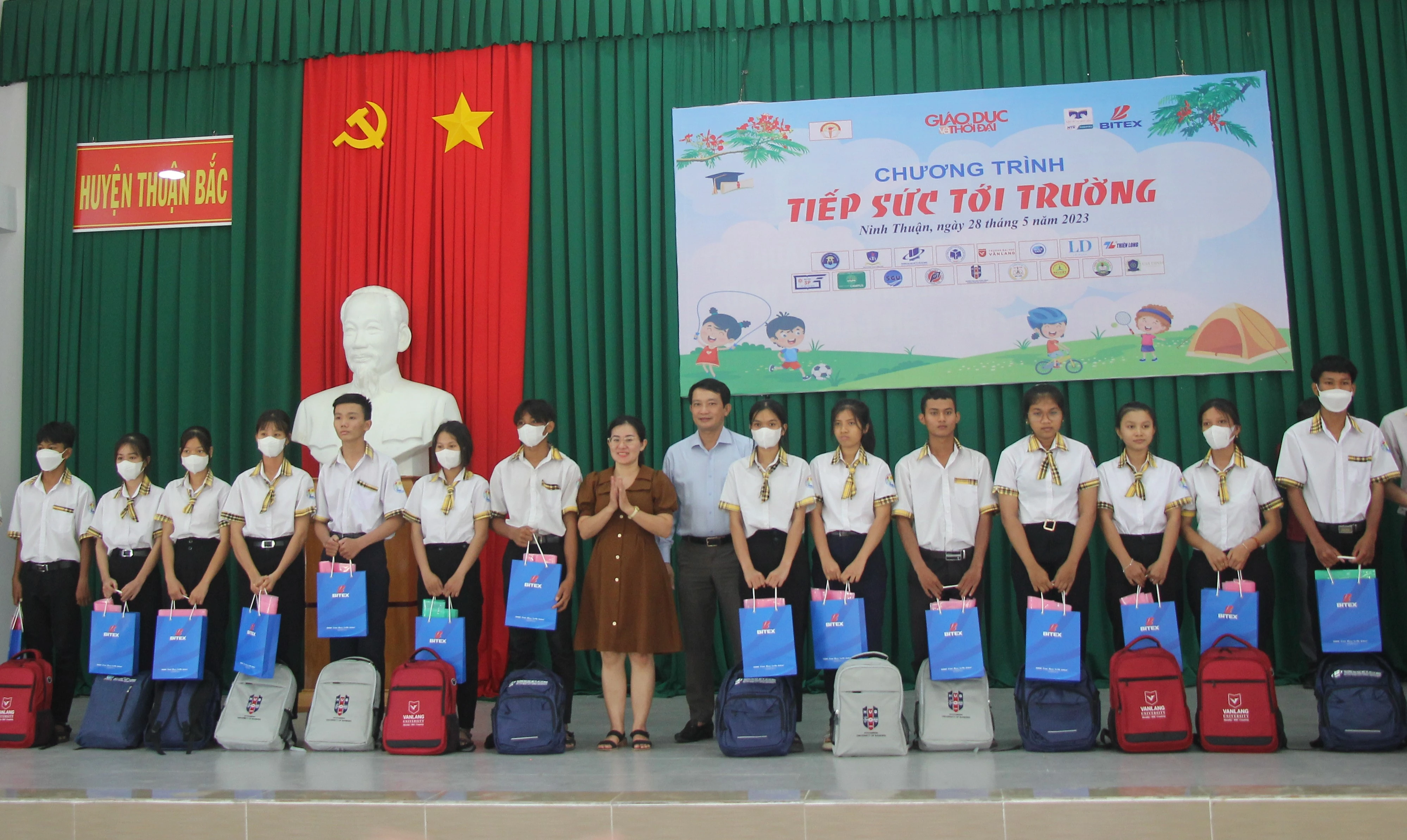 Ông Lê Thắng Lợi và bà Trương Nguyễn Như Mai - đại diện Phân hiệu Trường ĐH Nông Lâm TPHCM tại Ninh Thuận trao quà cho MM886 slot game, bắn cá, lô đề, đá gà. Ông Lê Thắng Lợi và bà Trương Nguyễn Như Mai - đại diện Phân hiệu Trường ĐH Nông Lâm TPHCM tại Ninh Thuận trao quà cho MM886 slot game, bắn cá, lô đề, đá gà.