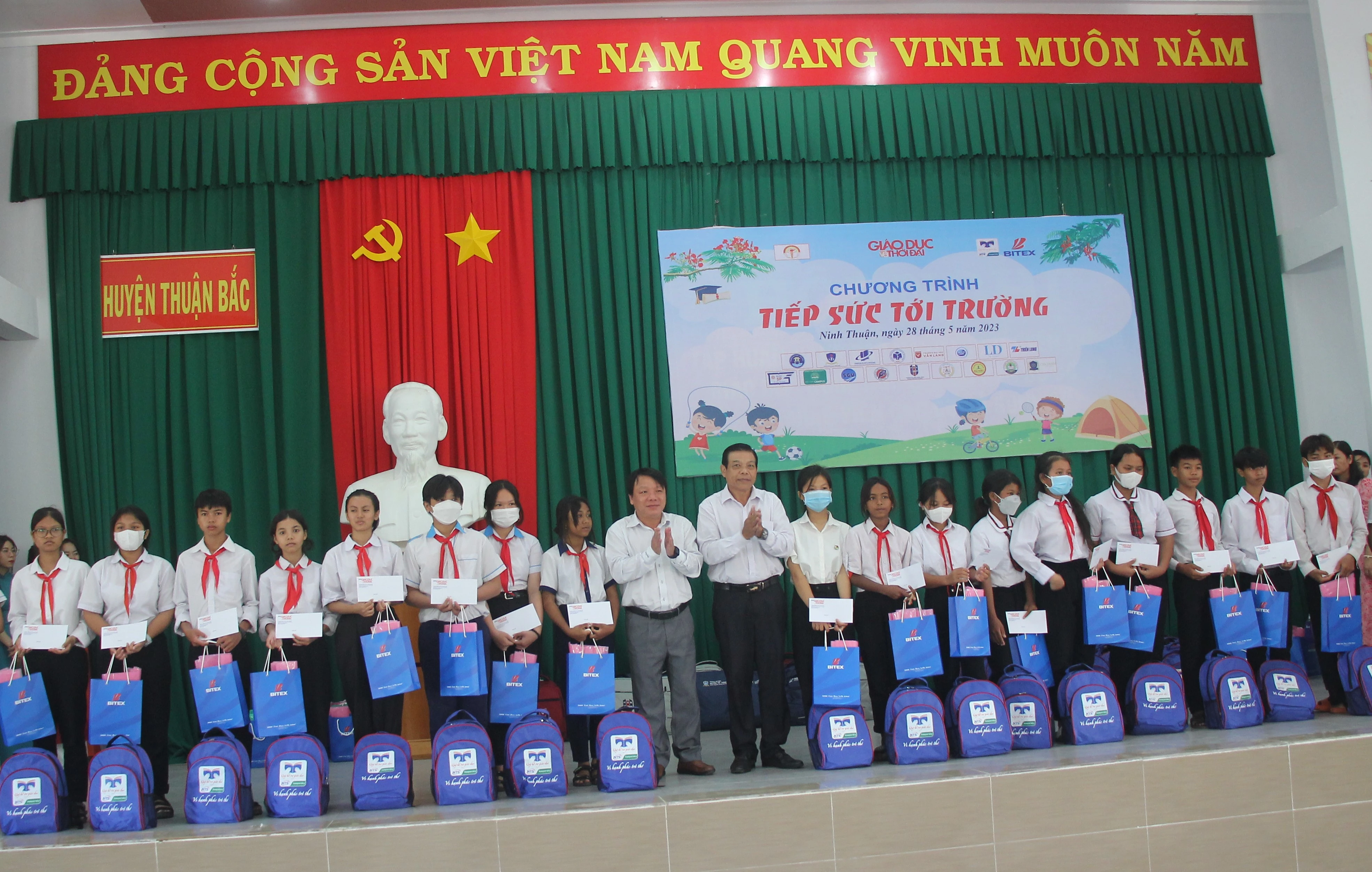 Lãnh đạo UBND huyện Thuận Bắc và đại diện Công ty Cổ phần Xuất Nhập khẩu Bình Tây (BITEX) trao quà và 1MM88.com Trang Chủ Chính Thức cho MM886 slot game, bắn cá, lô đề, đá gà. Lãnh đạo UBND huyện Thuận Bắc và đại diện Công ty Cổ phần Xuất Nhập khẩu Bình Tây (BITEX) trao quà và 1MM88.com Trang Chủ Chính Thức cho MM886 slot game, bắn cá, lô đề, đá gà.