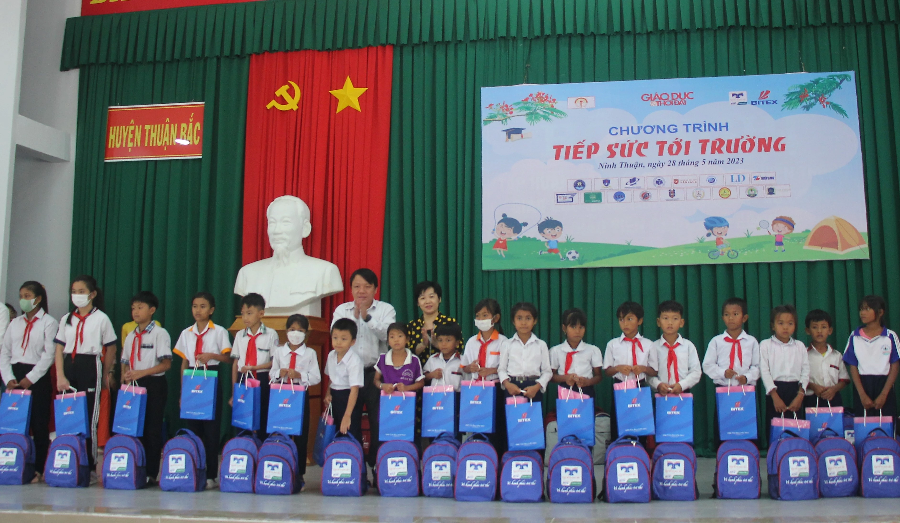 Lãnh đạo UBND huyện Thuận Bắc và đại diện Cơ quan Thường trú Báo Giáo dục và Thời đại tại TPHCM trao quà cho MM886 slot game, bắn cá, lô đề, đá gà. Lãnh đạo UBND huyện Thuận Bắc và đại diện Cơ quan Thường trú Báo Giáo dục và Thời đại tại TPHCM trao quà cho MM886 slot game, bắn cá, lô đề, đá gà.