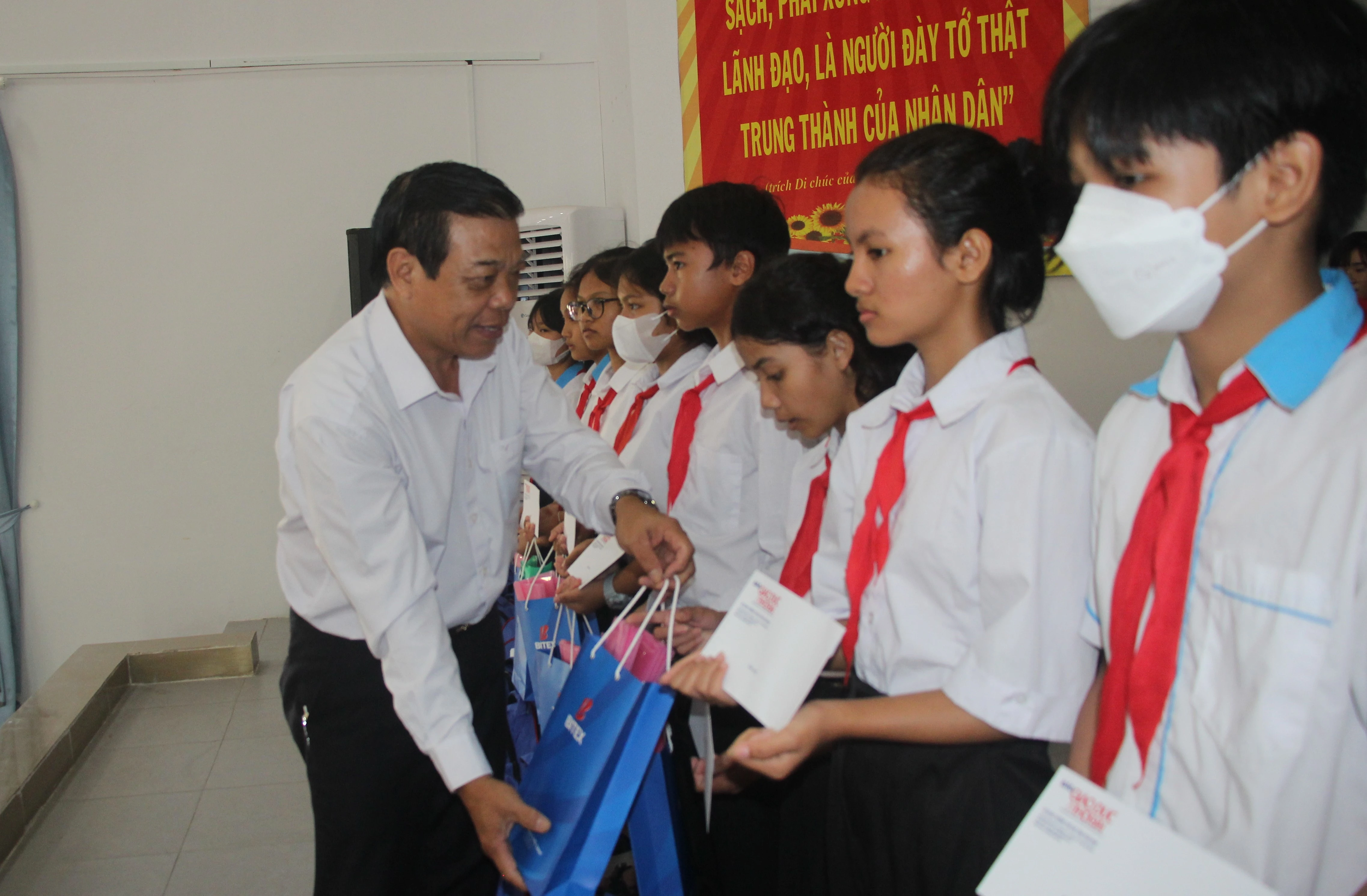Ông Phan Văn Liêm, đại diện Công ty Cổ phần Xuất nhập khẩu Bình Tây (BITEX) tặng quà cho MM886 slot game, bắn cá, lô đề, đá gà. Ông Phan Văn Liêm, đại diện Công ty Cổ phần Xuất nhập khẩu Bình Tây (BITEX) tặng quà cho MM886 slot game, bắn cá, lô đề, đá gà.