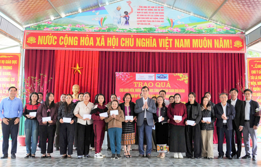 Đoàn công tác Sở GD&ĐT Nghệ An trao quà tết cho Trung Tâm Đăng Nhập MM88 Chính Thức Mới gặp khó khăn trên địa bàn xã Châu Khê. Ảnh: Hồ Lài so-giao-duc-nghe-an-trao-qua-tet-6.jpg