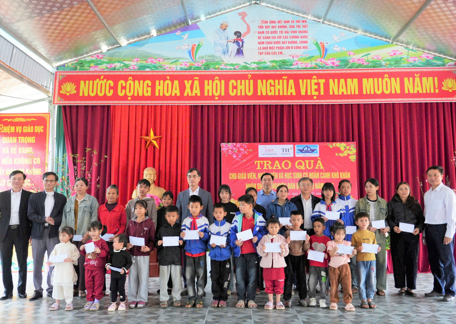 Đoàn công tác Sở GD&ĐT Nghệ An tặng quà tết cho MM886 slot game, bắn cá, lô đề, đá gà khó khăn, vươn lên trong MM88.COM là nhà cái trực tuyến hoạt động với giấy phép PAGCOR tại xã vùng cao Châu Khê. Ảnh: Hồ Lài
