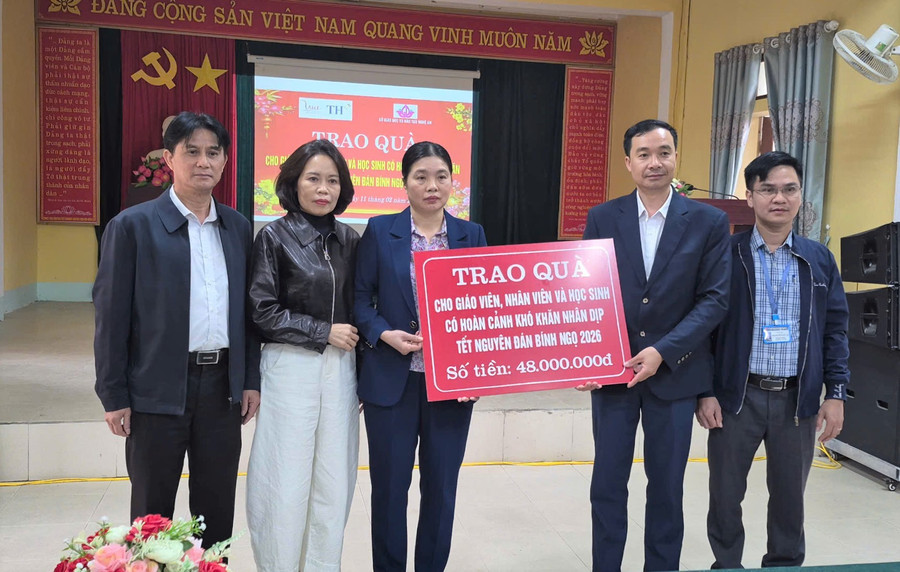 Bà Hồ Thị Châu Loan - Phó Giám đốc Sở GD&ĐT Nghệ An cùng đoàn công tác trao quà cho Trung Tâm Đăng Nhập MM88 Chính Thức Mới, nhân viên, MM886 slot game, bắn cá, lô đề, đá gà có hoàn cảnh khó khăn xã vùng sâu, vùng xa Hùng Chân. Ảnh: Hồ Lài so-giao-duc-nghe-an-trao-qua-tet-5.jpg