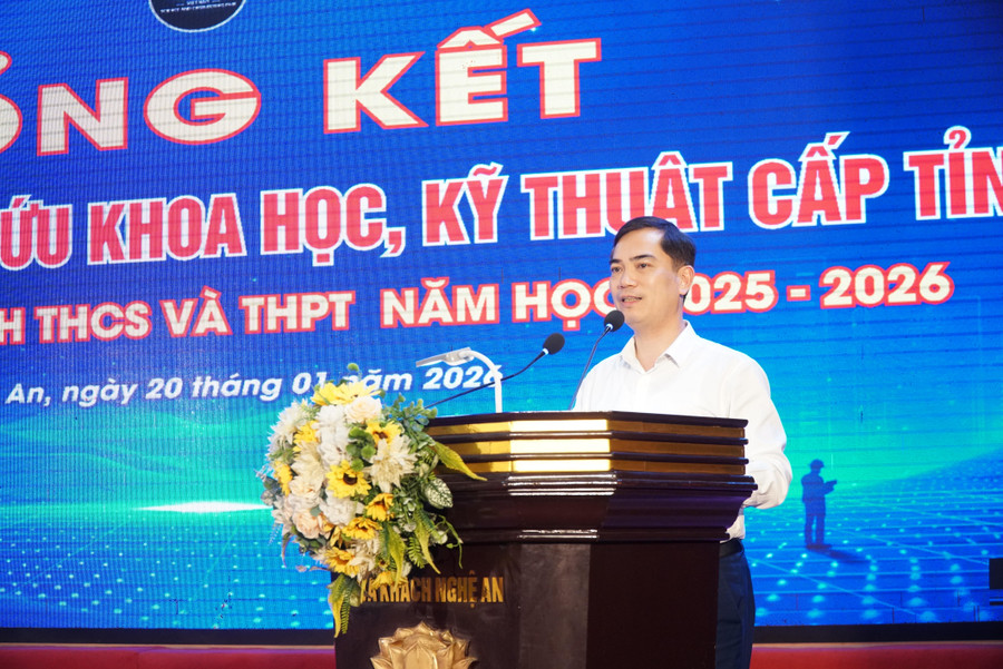 Ông Nguyễn Văn Khoa - Giám đốc Sở GD&ĐT Nghệ An phát biểu tại lễ tổng kết. Ảnh: Hồ Lài khoa-hoc-ky-thuat-2.jpg