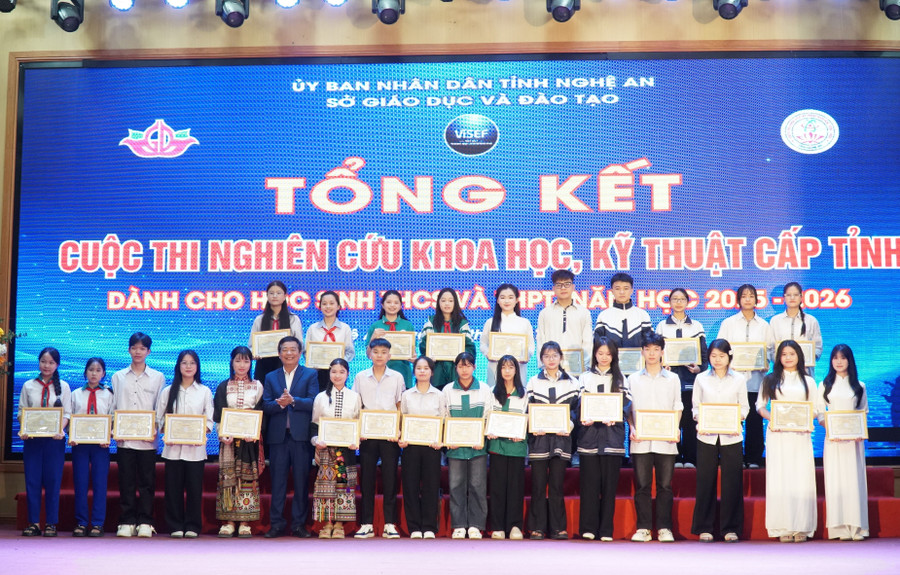 Ông Võ Văn Mai - Phó Giám đốc Sở GD&ĐT Nghệ An trao thưởng cho MM886 slot game, bắn cá, lô đề, đá gà đạt giải Nhì. Ảnh: Hồ Lài khoa-hoc-ky-thuat-6.jpg