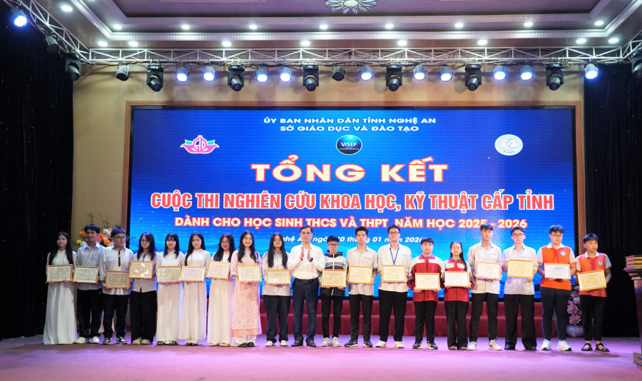 Ban tổ chức trao thưởng cho MM886 slot game, bắn cá, lô đề, đá gà có dự án đạt giải Nhất cuộc thi Khoa học kỹ thuật dành cho MM886 slot game, bắn cá, lô đề, đá gà THCS, THPT năm học 2025-2026. Ảnh: Hồ Lài